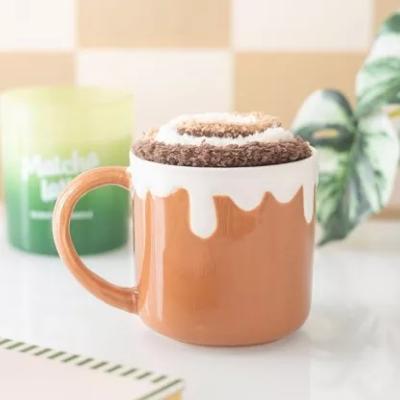 ENSEMBLE TASSE ET CHAUSSETTES- GATEAU A LA CANNELLE