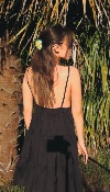ROBE COURTE NOIR  - BROCHE SOLEIL - ESTEE BROWN 