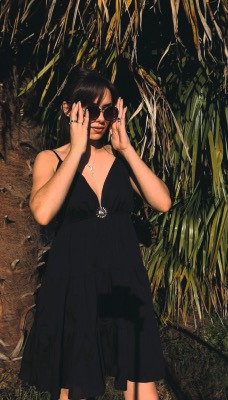 ROBE COURTE NOIR  - BROCHE SOLEIL - ESTEE BROWN 
