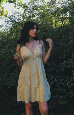 ROBE COURTE JAUNE  - BROCHE SOLEIL - ESTEE BROWN 