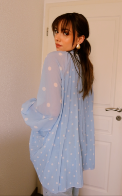 BLOUSE - MOTIF POIS BLANC - BLEU BEBE 